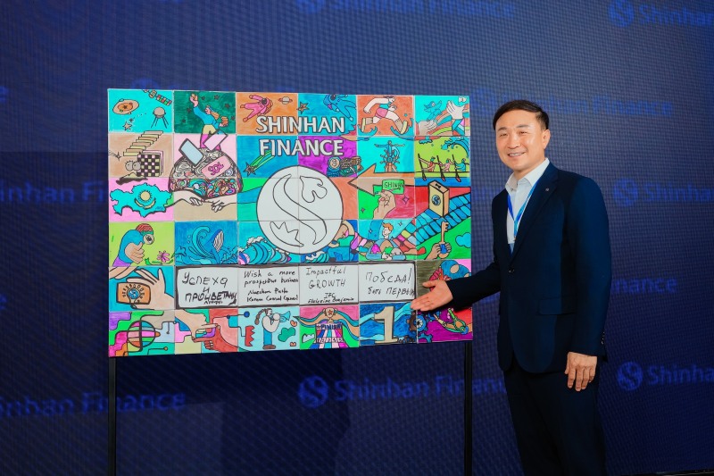 문동권 신한카드 사장이 신한 파이낸스와 아스터오토 합작 법인 출범식 비전 그래피티 앞에서 기념촬영을 하고있다./ 사진 = 신한카드