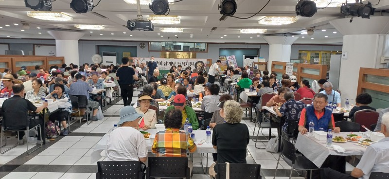 서울 강남구 양재동 지역사회 어르신들이 자원봉사단체 '나비회'가 제공한 삼계탕을 먹고 있다. /사진제공=나비회