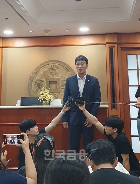 이복현 금융감독원장이 8일 금융투자협회에서 연 금감원장과 자산운용사 CEO들과의 간담회 직후 기자들과 질의응답을 하고 있다. / 사진= 한국금융신문(2024.08.08)