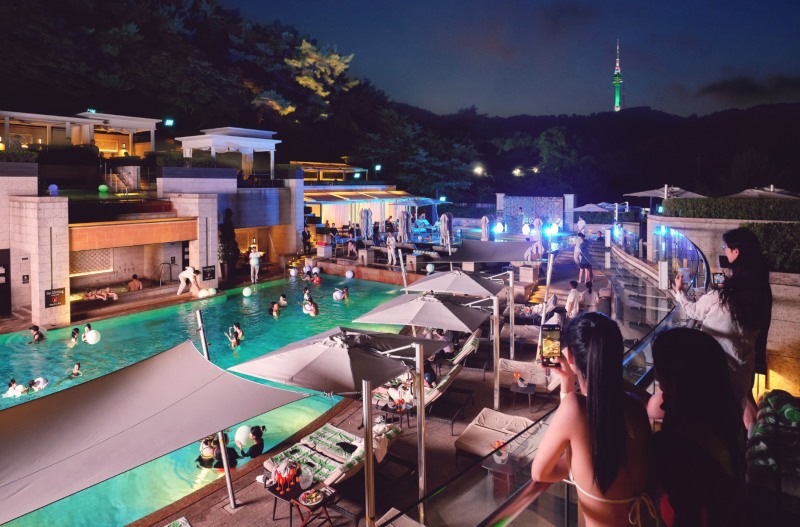 서울신라호텔에서 열리는 어번아일랜드 풀파티. /사진제공=호텔신라