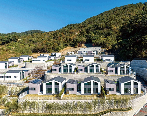 ▲ 국내 최초 ‘모듈러 단독주택’ 타운형 단지 준공 모습. 사진제공 = DL이앤씨