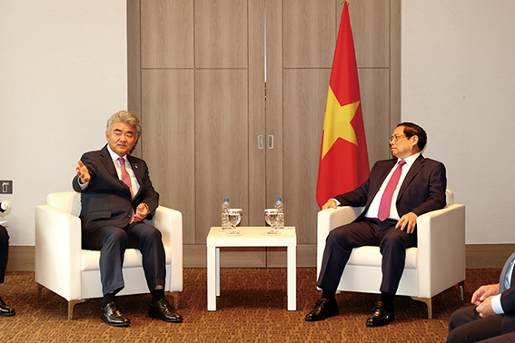 ▲ 정원주 대우건설 회장(왼쪽)이 베트남 팜 민 찐 총리를 예방하고 있다. 사진제공 = 대우건설