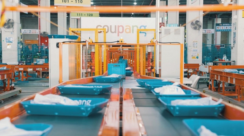 상품들이 오토소터에서 자동으로 배송지역별로 분류되고 있다. /사진제공=쿠팡로지스틱스