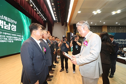 강호동 농협중앙회장(오른쪽)이 백남성 농협중앙회 충남세종본부장에게 농협 최고 영예의 총화상을 수여하고 있다.