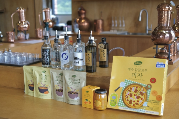 오뚜기(대표 황성만)가 제주 전통주 브랜드 ‘제주곶밭’과 협업해, 오는 29일 서귀포에 위치한 제주곶밭에서 제주 특화 브랜드 '제주담음'과 전통주 하이볼을 함께 맛볼 수 있는 특별전을 연다. /사진=오뚜기