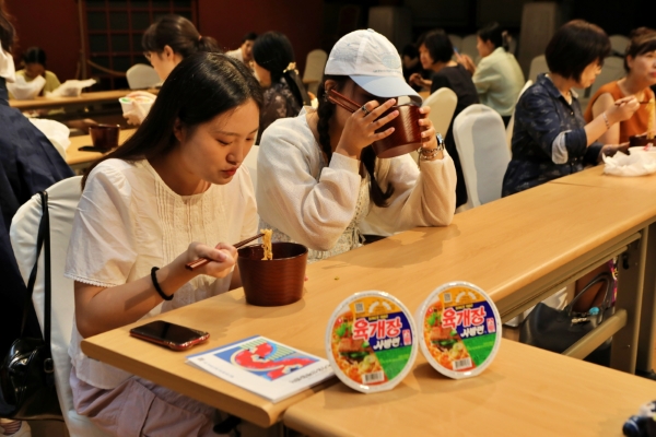 농심(대표 이병학)은 잠실 국가유산체험센터에서 농심이 후원하고 케이티풀이 주관한 케잇데이 ‘옻칠 식기로 즐기는 라면’ 행사를 성공적으로 마무리했다고 16일 밝혔다. /사진=농심
