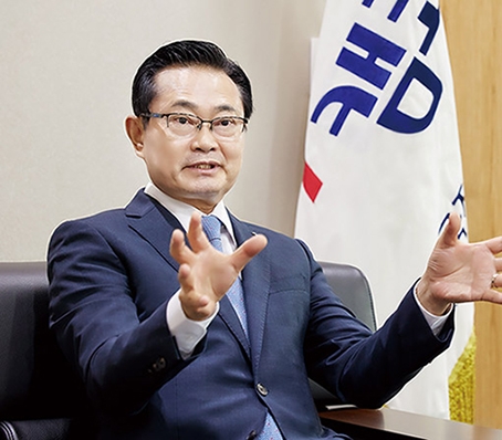 △ 1961년생 광주상업고등학교와 한국방송통신대 경영학과를 졸업 / 단국대 부동산건설대학원 경영학 석사/ 1978년 서울은행 입행 / 1998년 한국자산관리공사 NPL인수전략실장 /인수기획실장 /부동산사업부장 /PF채권관리부장 /채권인수부장 /서울지역본부장 /인재경영부장 /경영본부 상임이사 /한국자산관리공사 부사장 /한국자산관리공사 사장