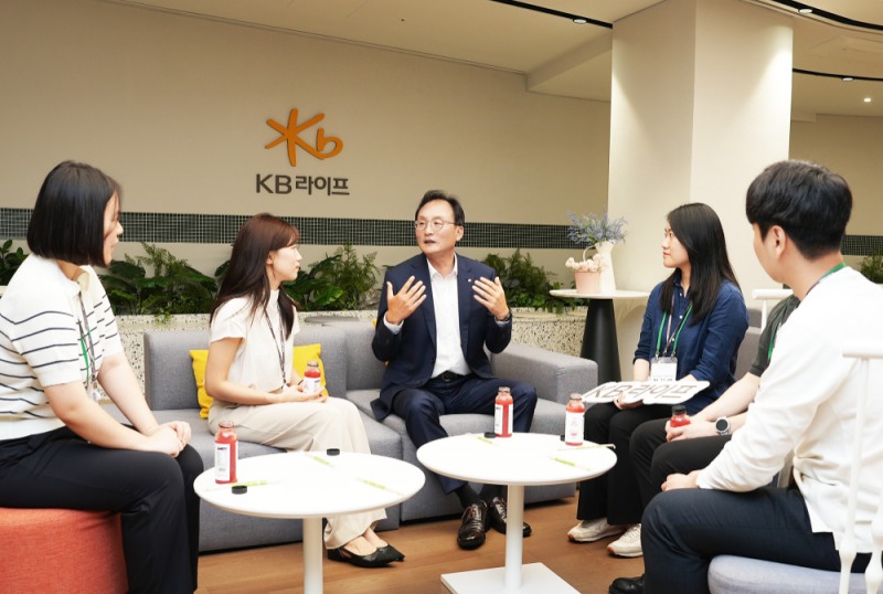 이환주 KB라이프생명 대표이사 사장은 지난14일 KB라이프타워에서 CEO 타운홀 미팅의 일환으로 인턴 신입사원들과 함께 ‘스몰 토크(Small Talk)’를 나누고 있다.(2024.08.14.)./사진제공=KB라이프생명