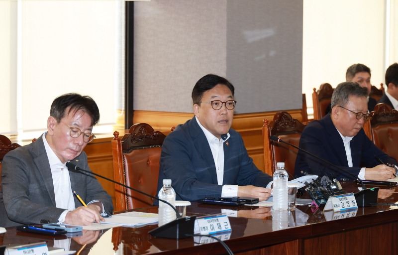 김병환 금융위원장이 20일 오전 서울 중구 은행회관에서 은행연합회장 및 19개 은행장들과 간담회를 열고 '금융 안정을 위한 리스크 관리'와 '지속가능한 성장을 위한 은행권 혁신'에 대한 은행권의 다양한 의견을 청취했다./사진제공=금융위