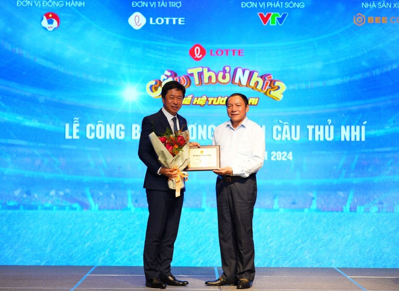 응우옌 번 훙 베트남 문화체육부장관(오른쪽)은 롯데가 베트남 유소년 축구 발전 기여에 대한 보답으로 이갑 롯데지주 커뮤니케이션실장(왼쪽)에게 감사패를 전달했다./사진제공=롯데