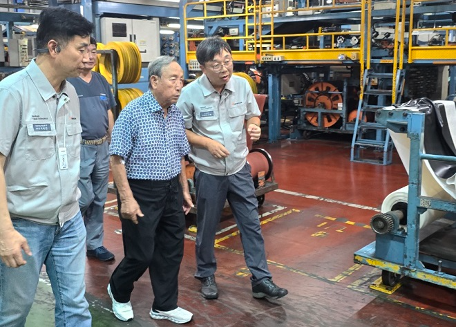 한국타이어앤테크놀로지 금산공장 생산라인을 점검하는 조양래 한국앤컴퍼니그룹 명예회장. 사진=한국앤컴퍼니그룹