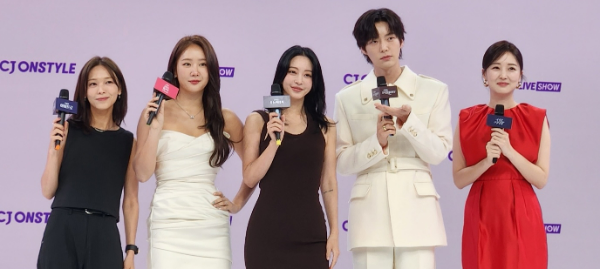 CJ 온스타일 신규 라이브쇼 MC. 왼쪽부터 가수 선예, 가수 소유, 배우 한예슬, 배우 안재현, 방송인 김소영. /사진=손원태기자
