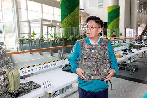 ▲ 박강수 마포구청장 장비 물품을 점검하는 모습. 사진제공 = 마포구