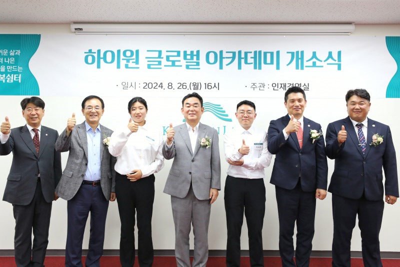 최철규 대표이사직무대행(가운데)을 비롯한 관계자들이 기념촬영하는 모습./사진제공=강원랜드