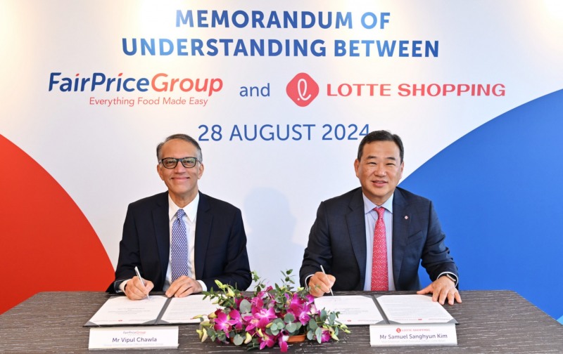 비풀 차울라 NTUC 페어프라이스 그룹 대표(왼쪽), 김상현 롯데 유통군 총괄대표 부회장. /사진제공=롯데유통군