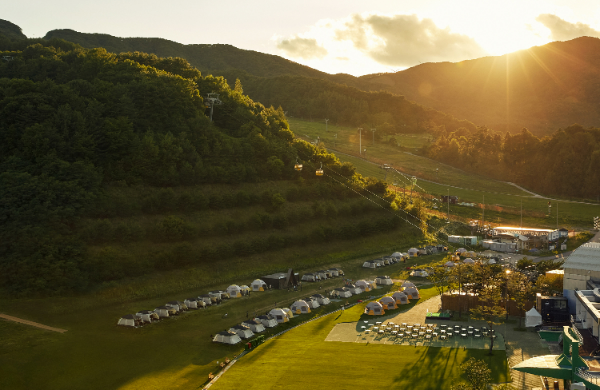 강원도 평창 휘닉스 파크와 제주 플레이스 캠프를 운영 중인 휘닉스 호텔&리조트가 대상의 식품 브랜드 청정원과 평창, 제주여행 맞춤형 패키지 상품 2종을 29일 출시했다. /사진=휘닉스 파크