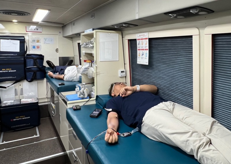 호반그룹의 임직원 봉사단 ‘호반사랑나눔이’가 '사랑의 헌혈 캠페인' 참여 모습./사진제공=호반그룹