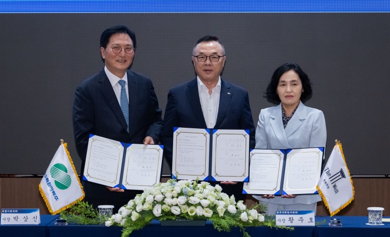 영동양수발전소 건설공사 계약 체결식에서 박상신 DL이앤씨 대표(왼쪽)와 황주호 한수원 사장(가운데)이 기념 촬영을 하는 모습./사진제공=DL이앤씨