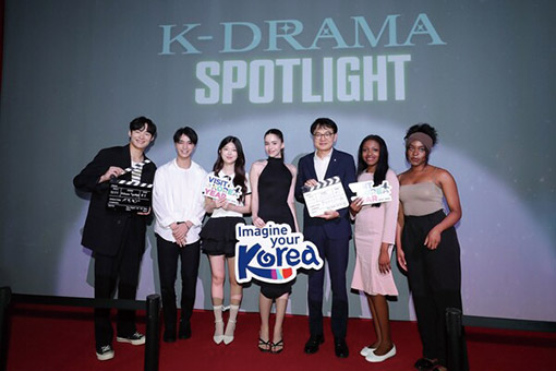 ▲ 한국관광공사 유진호 관광콘텐츠전략본부장(왼쪽에서 다섯 번째)를 비롯한 관계자들이 'K-드라마 스포트라이트' 전시 개막 퍼포먼스를 하는 모습. 사진제공 = 한국관광공사