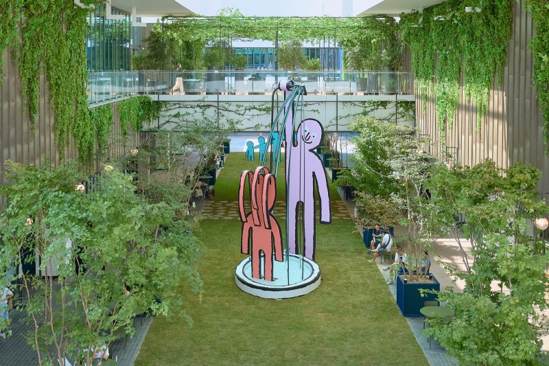 현대프리미엄아울렛 1층 잔디 중앙광장에 세계적인 그래픽 아티스트 장 줄리앙 작가와 협업해 조성한 ‘어반테라스’ 전경. /사진제공=현대백화점