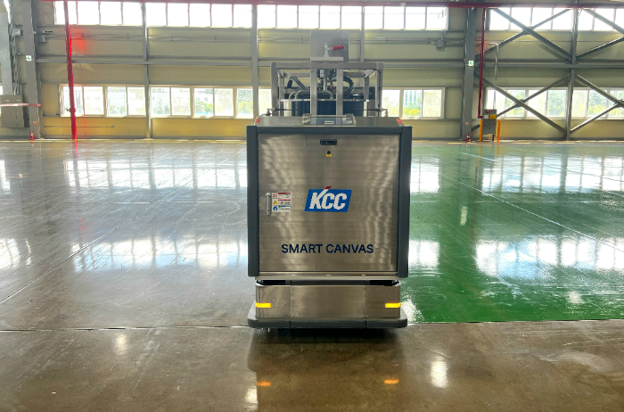 도장로봇 스마트 캔버스(SMART CANVAS)가 KCC 안성공장 바닥면을 로봇 전용 에폭시도료로 도장하고 있다. /사진제공=KCC