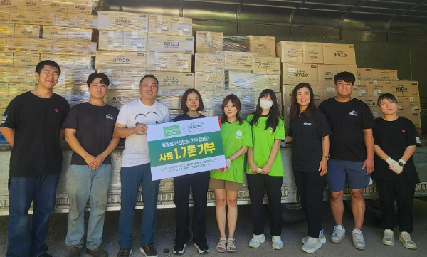 풀무원식품(대표 김진홍)은 펫푸드 브랜드 ‘풀무원아미오’가 KCMC 문화원과 함께 ‘올바른 반려문화 기부 캠페인’을 전개하고, 캠페인 활동에 따라 적립된 사료를 동물보호단체에 3일 기부했다. /사진=풀무원식품