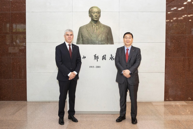 윤영준 현대건설 사장(오른쪽)이 현대건설 계동 본사를 방문한 블라디미르 말리노프 불가리아 에너지부 장관(왼쪽)과 기념사진을 촬영하는 모습./사진제공=현대건설