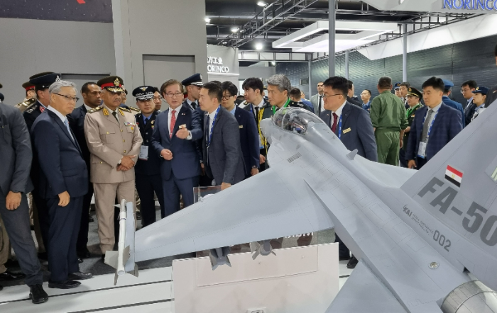 압둘 마지드 사끄르 이집트 국방장관(왼쪽)에게 FA-50을 설명하는 강구영 KAI 대표이사(오른쪽). /사진제공=KAI