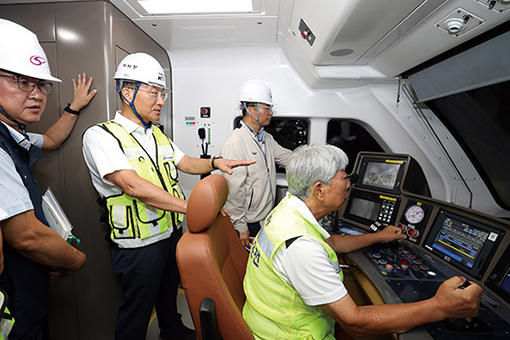 ▲ GTX-A 운정차량기지에서 차량 시운전 점검을 하고 있는 이성해 국가철도공단 이사장(왼쪽 두 번째)