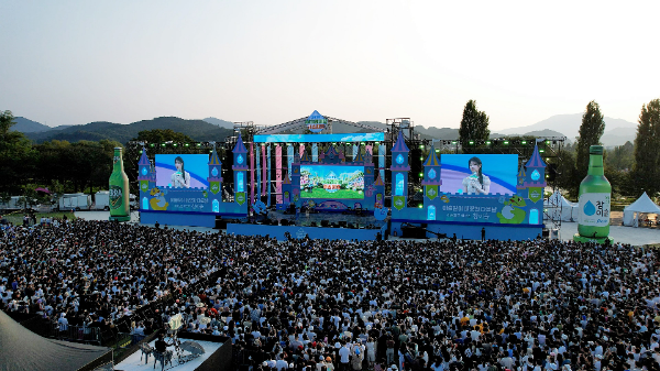 하이트진로(대표 김인규)는 지난 7일 경기도 가평군 자라섬에서 열린 ‘2024 이슬라이브페스티벌’에 1만9000명이 방문하며 성공적으로 마무리했다고 10일 밝혔다. /사진=하이트진로