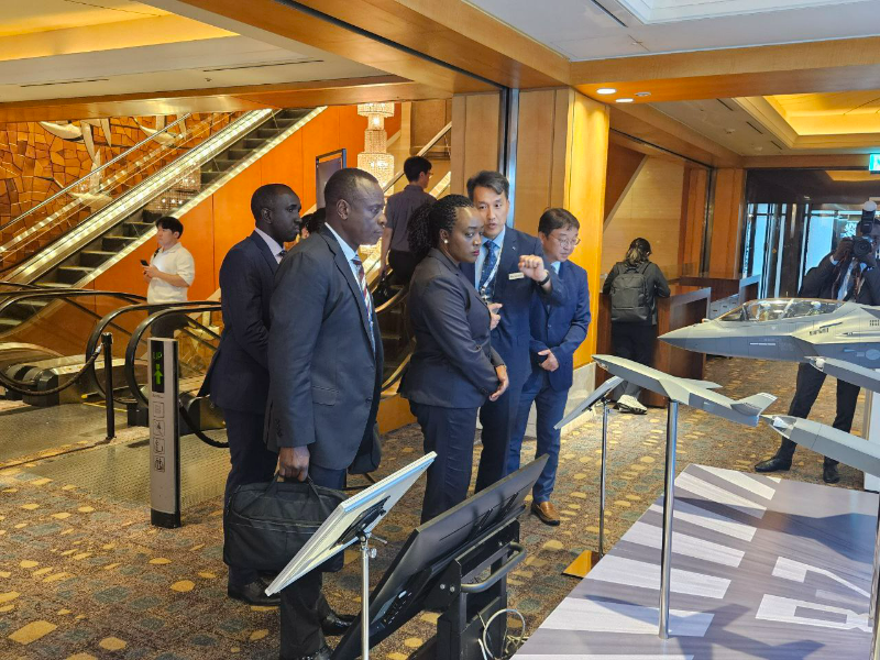 강병길 KAI 유무인복합체계연구실장(오른쪽)이 케냐 국방장관(왼쪽)에게 차세대 공중전투체계에 대해 설명하고 있다. / 사진제공=KAI