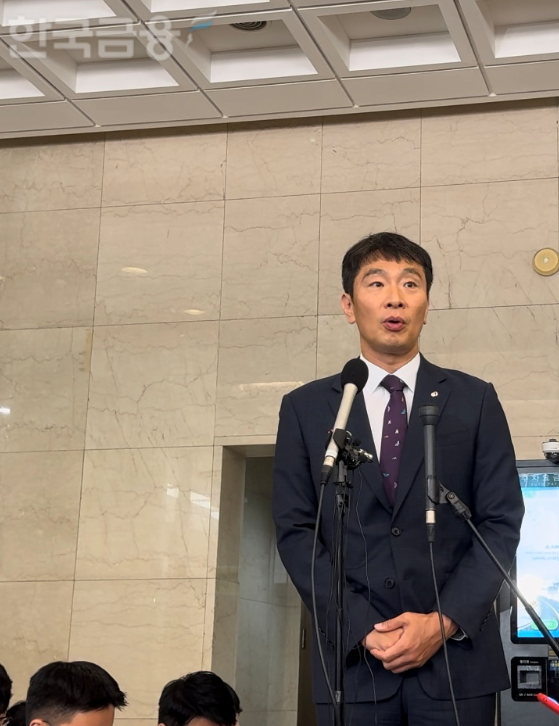 이복현 금융감독원장이 10일 은행회관에서 열린 은행장들과의 간담회를 마친 뒤 기자들과 만난 자리에서 질의응답을 하고 있다. / 사진= 한국금융신문(2024.09.10)