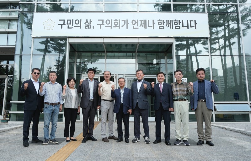 제9대 마포구의회 의원들이 7대 의원들과 소통하고 기념촬영을 하는 모습./사진제공=마포구의회