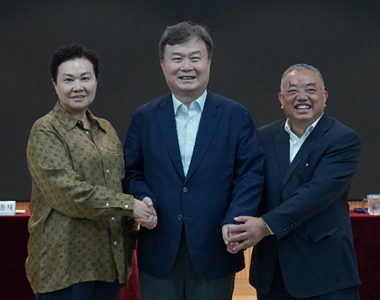 이동채 전 에코프로 회장(가운데)이 허개화 GEM 회장(오른쪽), 왕민 GEM 부회장(왼쪽). 사진=에코프로