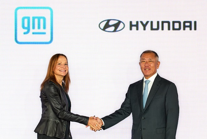 메리 바라 GM 회장(왼쪽)과 정의선 현대차 회장. 사진=현대차