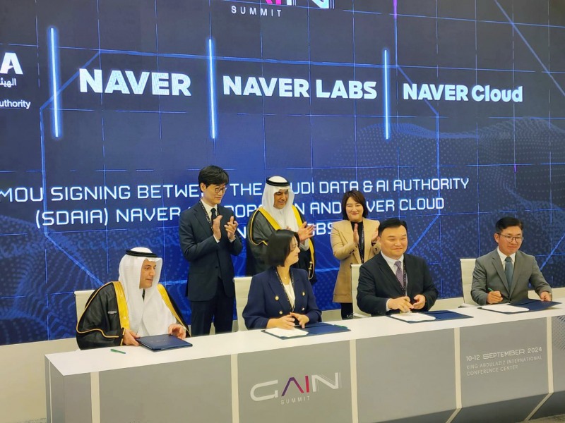 우디아라비아 리야드에서 개최된 GAIN 2024에 참석한 팀네이버. (왼쪽부터) H.E. Dr. Esam Alwagait NIC 디렉터, 이해진 GIO, 최수연 네이버 대표, H.E. Dr. Abdullah Alghamdi 데이터인공지능청장, 채선주 네이버 대외/ESG 정책 대표, 석상옥 네이버랩스 대표, 김유원 네이버클라우드 대표. / 사진=네이버