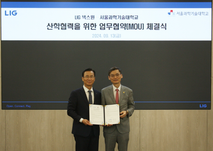 13일 LIG넥스원 판교R&D센터에서 산학협력 MOU를 체결한 신익현 LIG넥스원 대표이사(왼쪽)와 김동환 서울과학기술대학교 총장이 기념사진을 촬영하고 있다. /사진제공=LIG넥스원