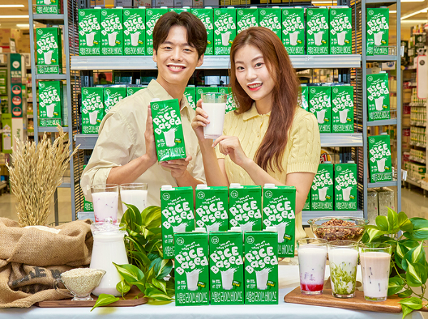 신세계푸드(대표 송현석)가 국산 가루쌀로 만든 식물성 음료 ‘유아왓유잇 라이스 베이스드(이하 라이스 베이스드)’의 판매처 확대에 나선다고 19일 밝혔다. /사진=신세계푸드