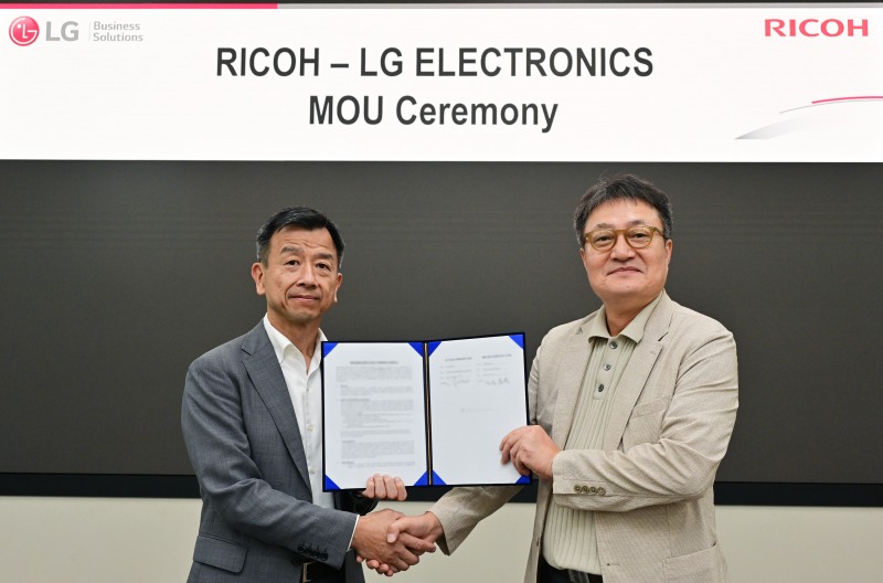 LG전자가 글로벌 오피스 솔루션 기업 ‘리코(Ricoh)’와 전략적 협업을 통해 글로벌 B2B 경쟁력 강화에 속도를 낸다. 사진은 왼쪽부터 리코의 타카시로 이리사(Takashiro Irisa) 디지털서비스사업 총괄부문장, LG전자 백기문 ID사업부장. / 사진=LG전자