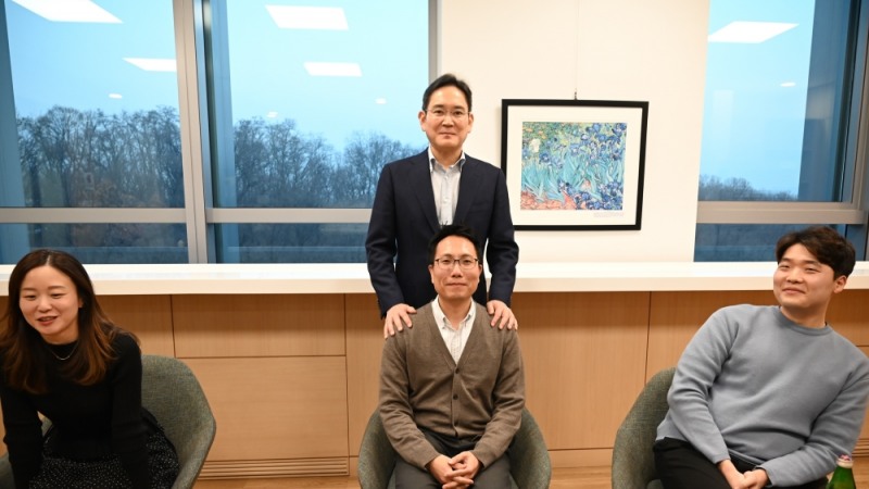Samsung Electronics Chairman Lee Jae-yong visits the Samsung Research Center in January this year to encourage employees working on 6G technology research. / Photo: Samsung Electronics