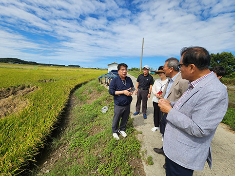 ▲ 충남세종농협(본부장 백남성)은 23일 충남지역에 내린 집중호우로 피해를 입은 농가를 찾아 현장을 점검하는 모습.