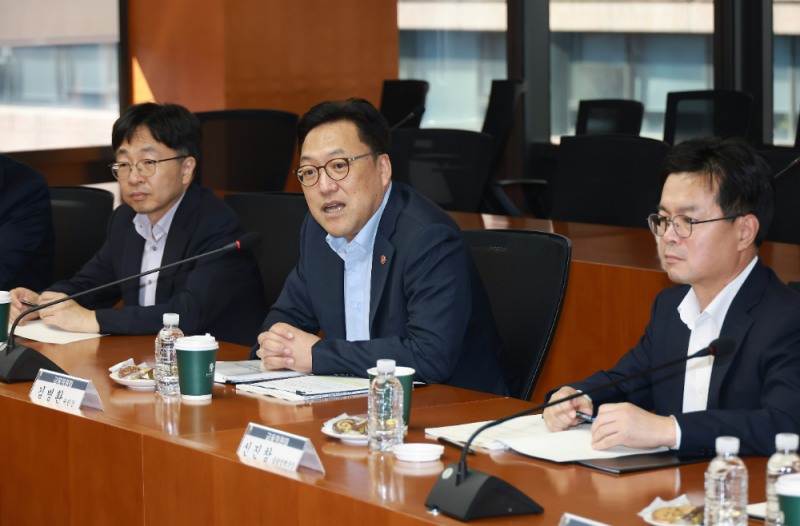 김병환 금융위원장이 23일 서울 중구 한국금융연구원에서 개최한 '경제·금융연구기관장 간담회'에서 발언하고 있다./사진제공=금융위