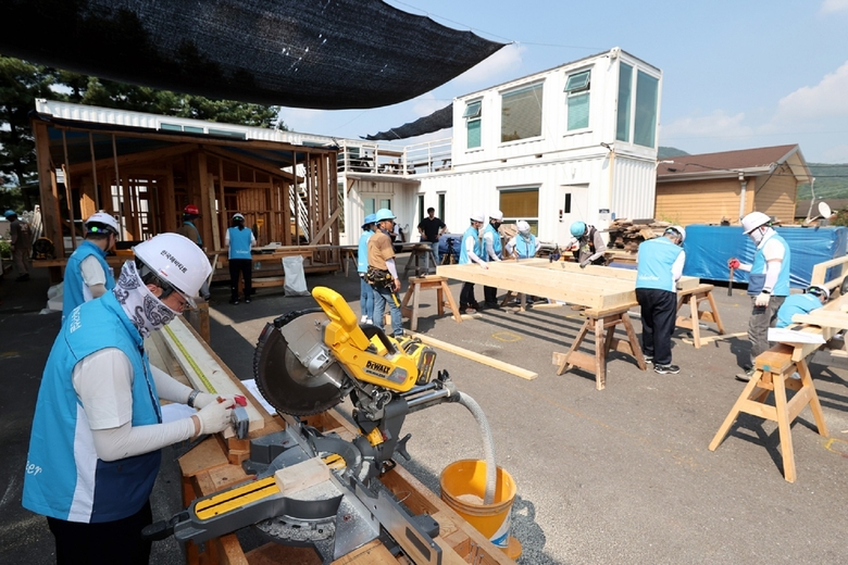 대우건설 임직원이 충북 천안 한국해비타트스쿨에서 봉사활동을 진행하는 모습./사진제공=대우건설