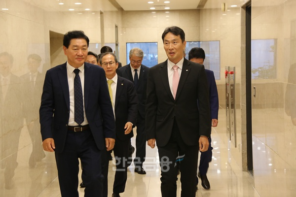 이복현 금융감독원 원장(오른쪽)과 한종희 삼성전자 부회장(왼쪽)이 24일 명동 은행회관에서 진행된 '협력회사 ESG 펀드' 조성 협약식에 참석하고 있는 모습. / 사진=한국금융신문