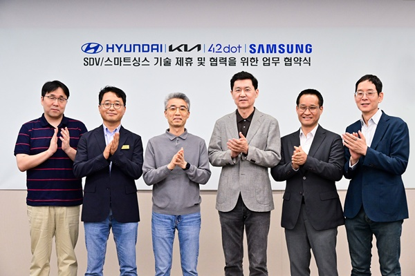 삼성전자가 서울R&D캠퍼스에서 열린 업무 협약식에서 삼성전자 DX부문 최고기술책임자(CTO) 겸 삼성리서치장 전경훈 사장(오른쪽에서 세번째), 현대차∙기아 AVP본부 송창현 사장(왼쪽에서 세번째) 등이 참석한 가운데 '삼성전자-현대차그룹 기술 제휴 및 상호 협력을 위한 업무협약'을 체결했다. / 사진=삼성전자