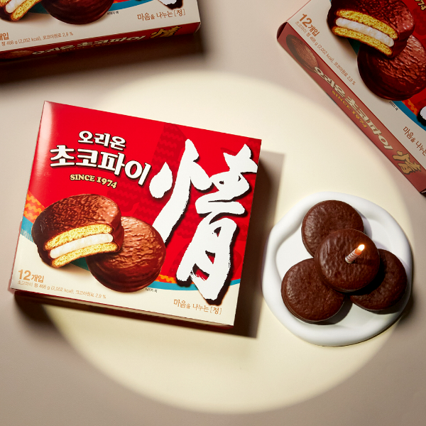 오리온(대표 이승준)은 50년간 ‘국민과자’로 많은 사랑을 받아온 ‘초코파이情’의 패키지를 10년 만에 새단장한다. /사진=오리온