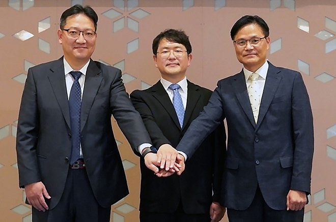 (왼쪽부터) 현대제철 선행개발실 임희중 상무, 에코프로비엠 연구기획담당 서준원 전무, 현대차 전동화구동재료개발실 정순준 상무. 사진제공=현대차