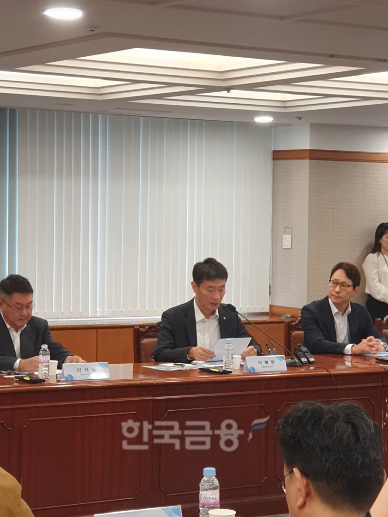 이복현 금융감독원장(가운데)이 26일 오전 여의도 금감원에서 열린 가상자산 사업자 CEO 간담회에서 모두말씀을 하고 있다. 왼쪽은 이석우 두나무 대표, 오른쪽은 이재원 빗썸 대표. / 사진= 한국금융신문(2024.09.26)