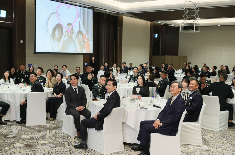 한화 방산 3사(한화에어로스페이스, 한화시스템, 한화오션)는 국방부, 한국경제인협회와 지난 25일 인천광역시 인스파이어리조트에서 '군인가족의 날 힐링데이'를 개최했다. 김선호 국방부 차관(맨 앞줄 오른쪽 테이블 가운데)과 김창범 한경협 상근부회장(김 차관 오른쪽), 문지훈 한화에어로스페이스 부사장(김 차관 왼쪽)이 사진 촬영을 하고 있다. /사진제공=한화