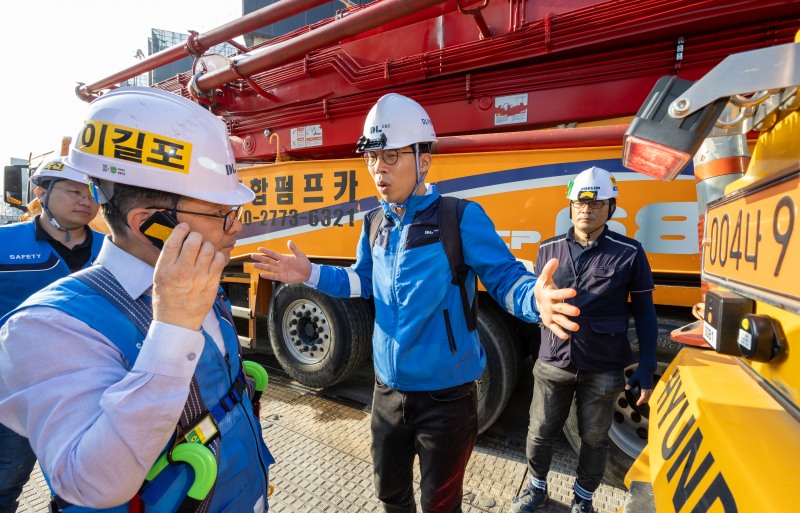 DL이앤씨 이길포 CSO(최고안전책임자)가 중장비 접근 시 안전삐삐에 전달되는 경고 알림을 체크하고 있다. / 사진제공=DL이앤씨